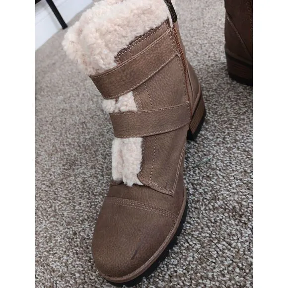 AK Sport Boots Aklolly Vegan Leather Buckle Faux Sheepskin Sherpa Sz‎ 7.5M