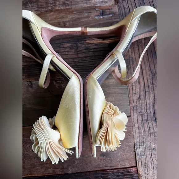 BADGLEY MISCHKA Yellow Satin Flower Strappy Ankle Strap Sandals Heels Si…