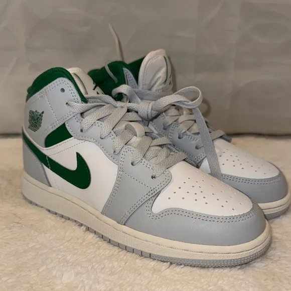 BIG KIDS AIR JORDAN RETRO- 1 MID casual shoes size 4Y  New