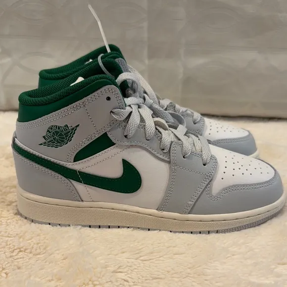 BIG KIDS AIR JORDAN RETRO- 1 MID casual shoes size 4Y  New