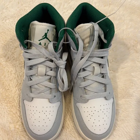 BIG KIDS AIR JORDAN RETRO- 1 MID casual shoes size 4Y  New