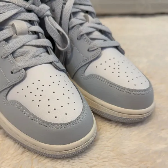 BIG KIDS AIR JORDAN RETRO- 1 MID casual shoes size 4Y  New