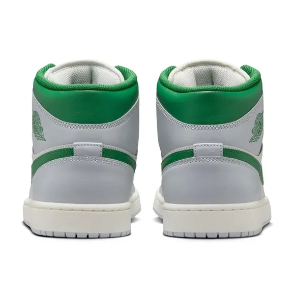 BIG KIDS AIR JORDAN RETRO- 1 MID casual shoes size 4Y  New