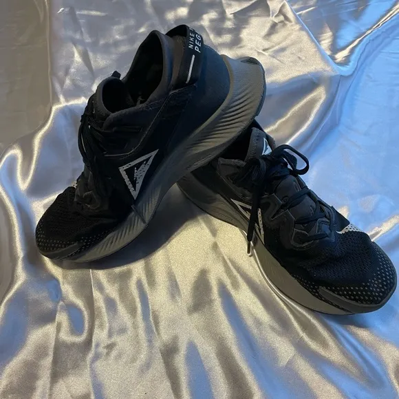 Black Nike Trail Pegasus Boys size 6.5 Athletic Shoes