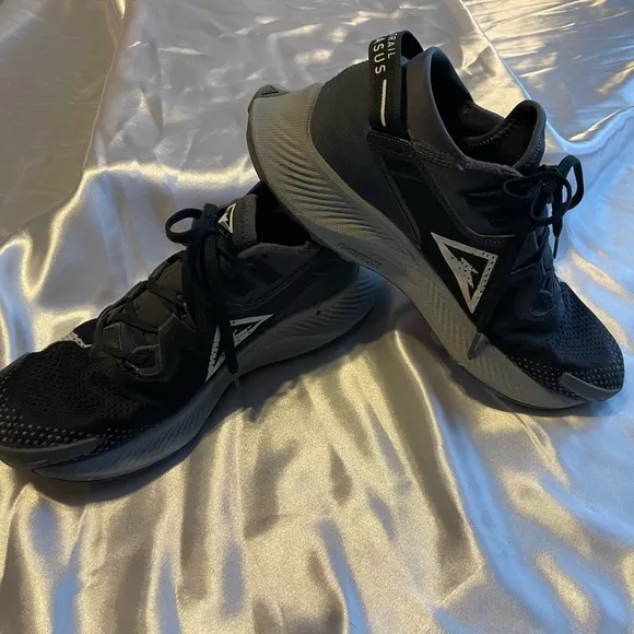 Black Nike Trail Pegasus Boys size 6.5 Athletic Shoes