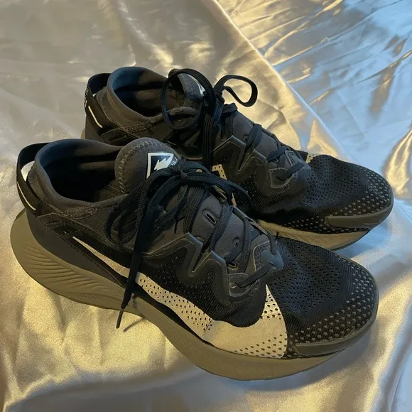 Black Nike Trail Pegasus Boys size 6.5 Athletic Shoes
