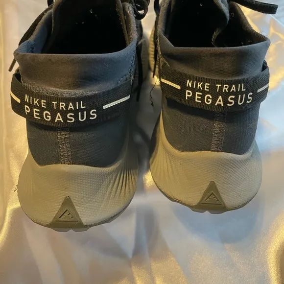 Black Nike Trail Pegasus Boys size 6.5 Athletic Shoes