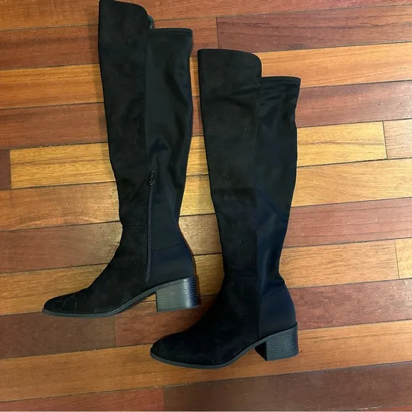 Black women’s knee high zip up boots size 8
