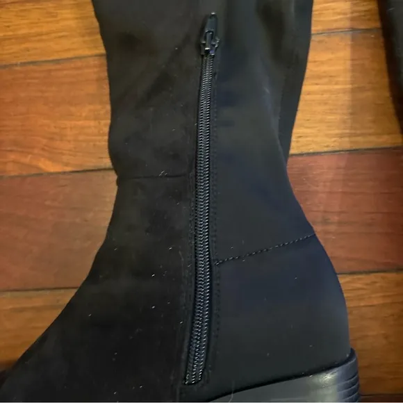Black women’s knee high zip up boots size 8