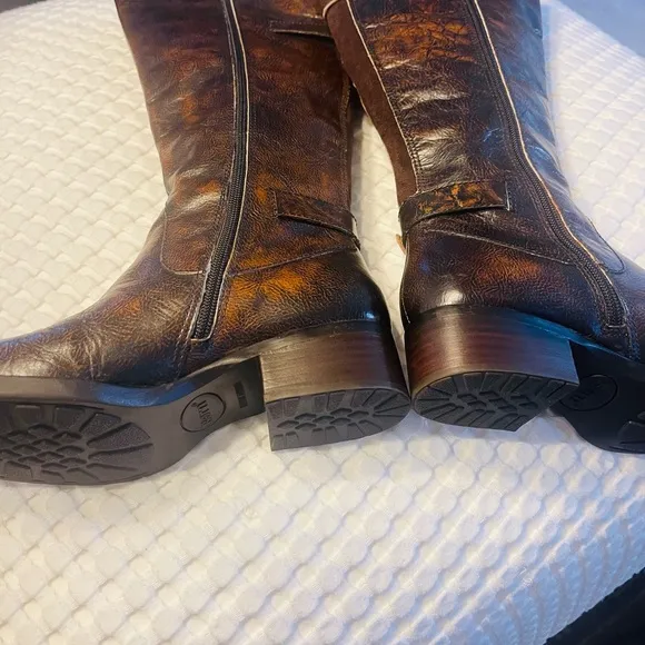 Born leather Boots
