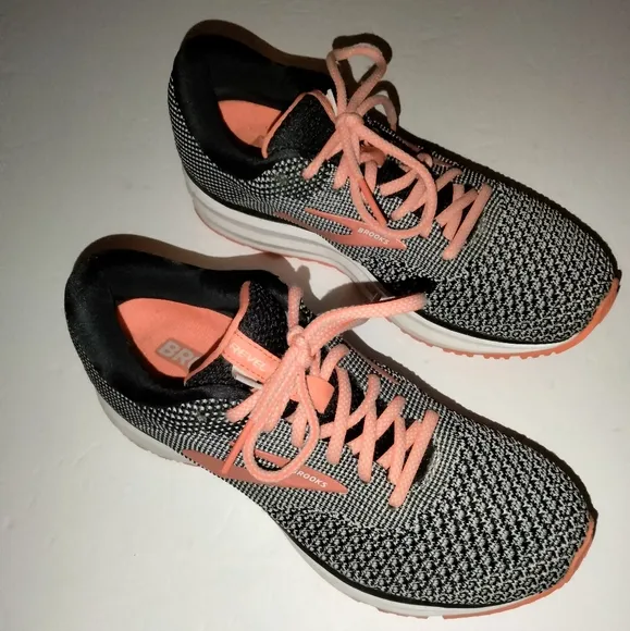 Brooks 7 (Size 7) Multicolored Knit Lace Up Comfort Revel 2 Running Sneakers