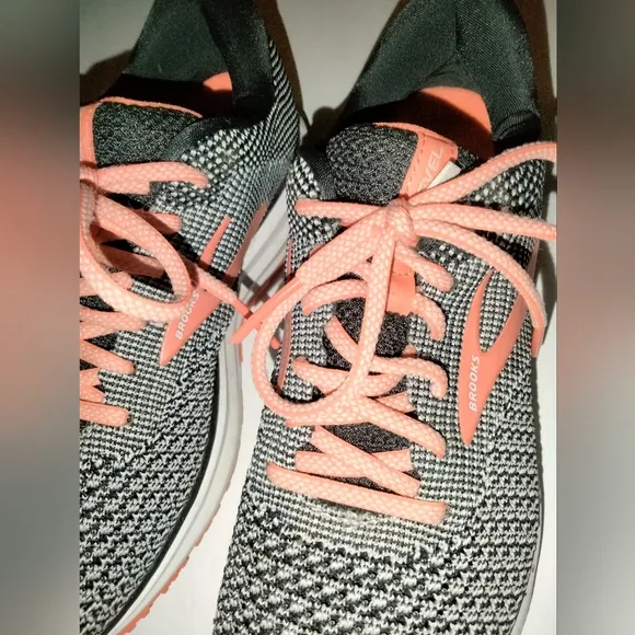 Brooks 7 (Size 7) Multicolored Knit Lace Up Comfort Revel 2 Running Sneakers