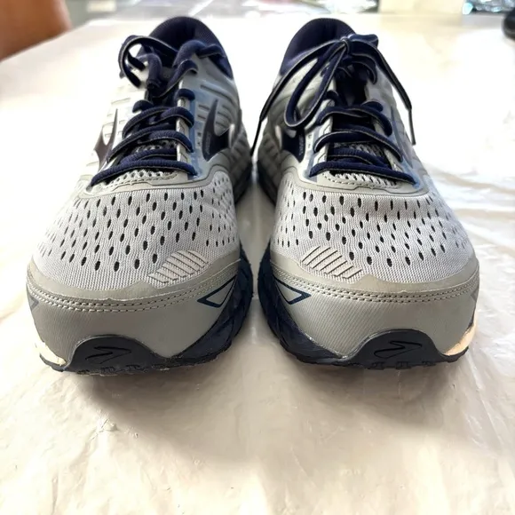 Brooks Beast 18 Comfort running sneakers shoes gray navy SZ 10 M NWOT