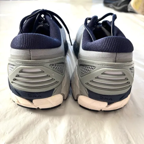 Brooks Beast 18 Comfort running sneakers shoes gray navy SZ 10 M NWOT