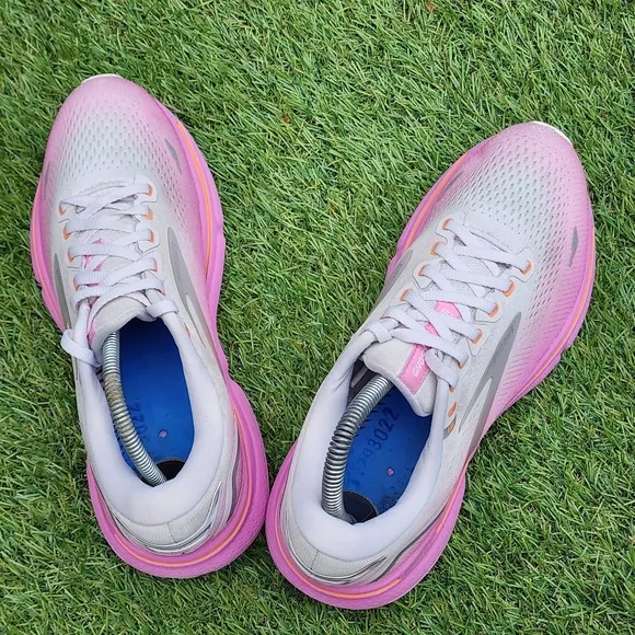 BROOKS GHOST 15 - Women's Athletic Shoes - SIZE 8 ***No Insoles ***
