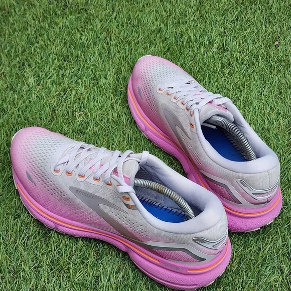 BROOKS GHOST 15 - Women's Athletic Shoes - SIZE 8 ***No Insoles ***