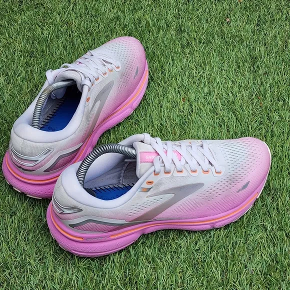 BROOKS GHOST 15 - Women's Athletic Shoes - SIZE 8 ***No Insoles ***
