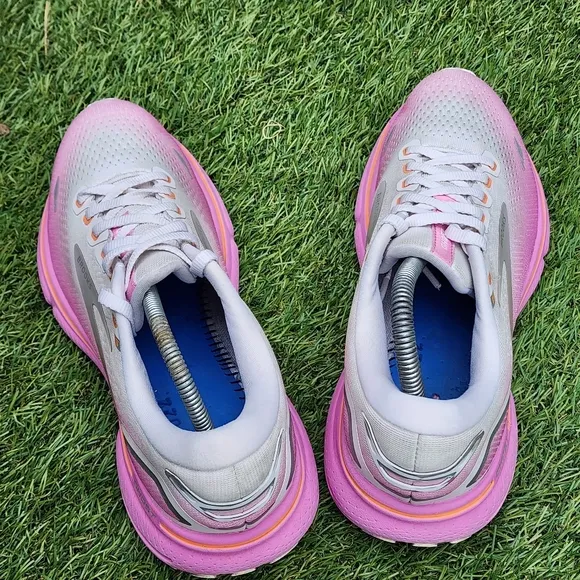 BROOKS GHOST 15 - Women's Athletic Shoes - SIZE 8 ***No Insoles ***