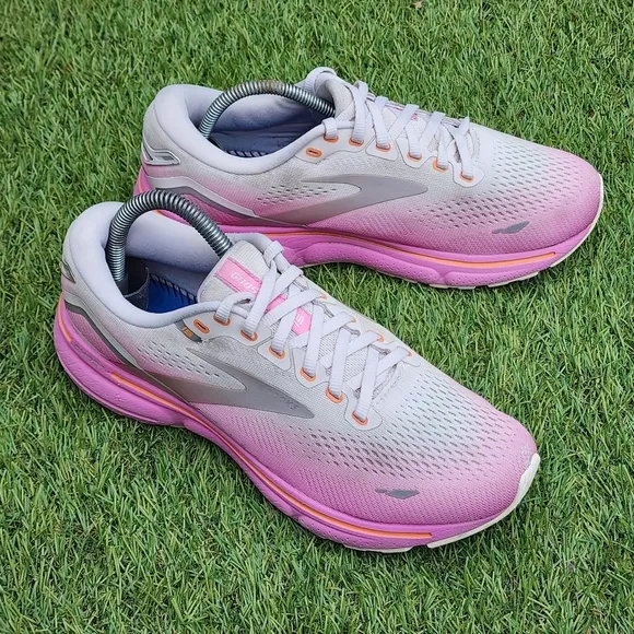 BROOKS GHOST 15 - Women's Athletic Shoes - SIZE 8 ***No Insoles ***