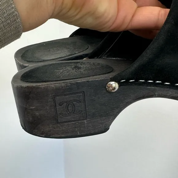 Chanel Suede Leather Sabot Mule Clogs in Black Slip On Interlocking CC Logo 38