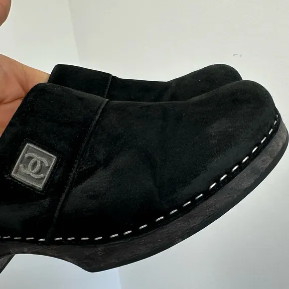 Chanel Suede Leather Sabot Mule Clogs in Black Slip On Interlocking CC Logo 38