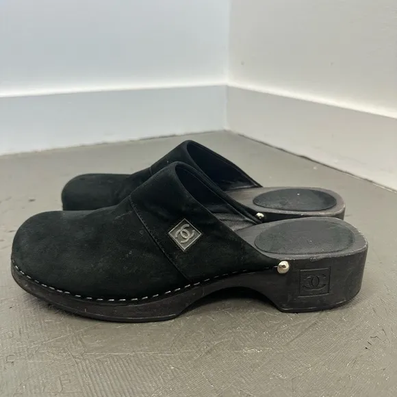 Chanel Suede Leather Sabot Mule Clogs in Black Slip On Interlocking CC Logo 38