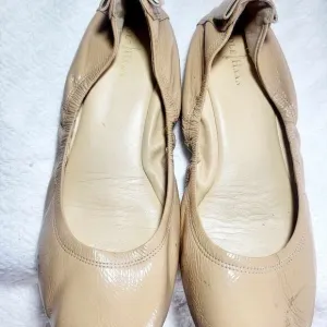 COLE HAAN flat ballet Cream Size 8 shoes lightly used.