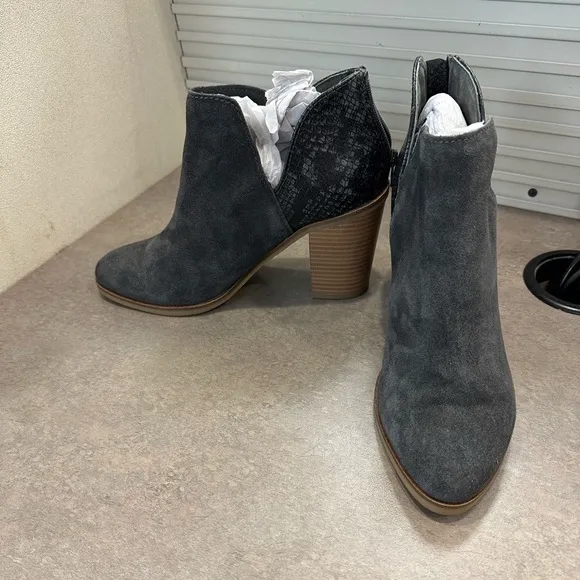 Dolce Vita DV8 Shai Mixed Material Heeled Gray Bootie Boots Shoes Size 8.5