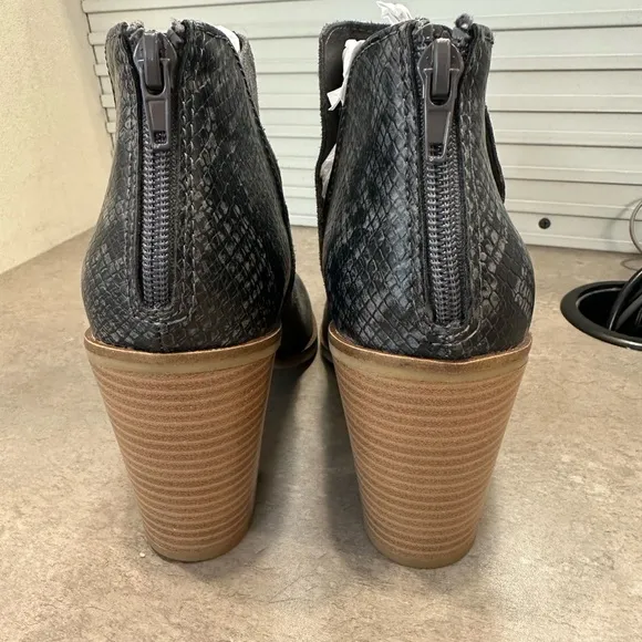 Dolce Vita DV8 Shai Mixed Material Heeled Gray Bootie Boots Shoes Size 8.5