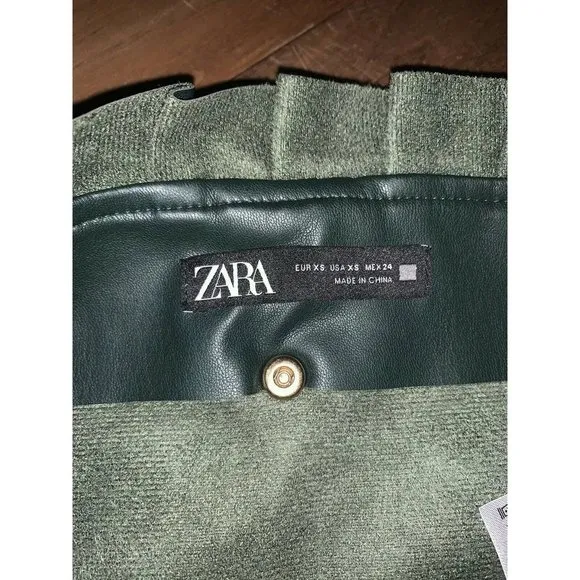 💥EFFORTLESSLY CHIC💥 Pleated Belted Leather Skirt in Bottle Green