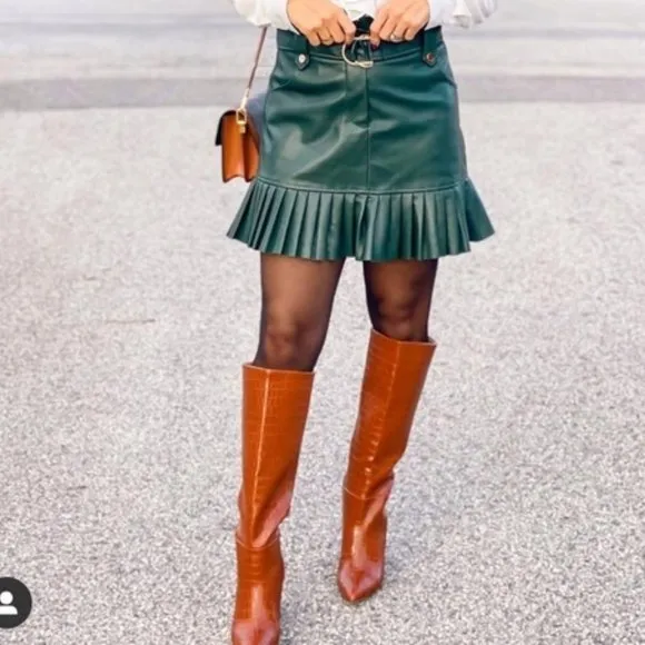 💥EFFORTLESSLY CHIC💥 Pleated Belted Leather Skirt in Bottle Green