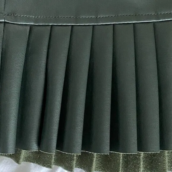 💥EFFORTLESSLY CHIC💥 Pleated Belted Leather Skirt in Bottle Green