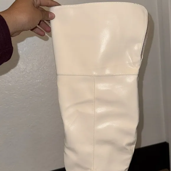 Elegant off White Knee-High Women's Boots