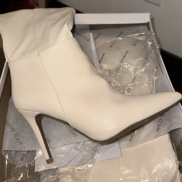 Elegant off White Knee-High Women's Boots