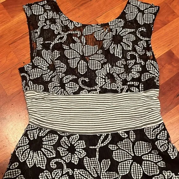 EUC Anthropologie Moulinette Soueur Floral Cut Outs Embroidered onto Lace Dress