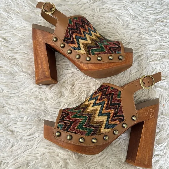 Flogg Embroidered Embrace Platform Shoes Size 8