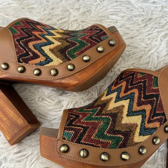 Flogg Embroidered Embrace Platform Shoes Size 8