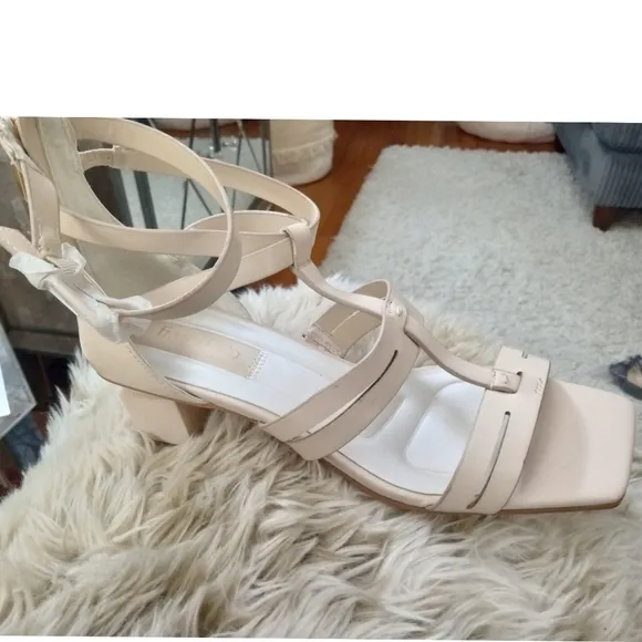 🆕⭐Franco Sarto beige modern sandals