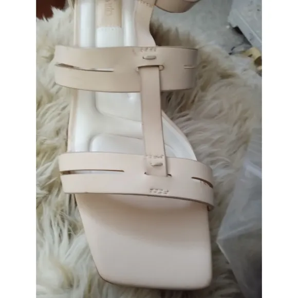 🆕⭐Franco Sarto beige modern sandals