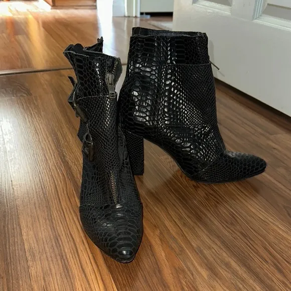 Freebird by Steve Madden Black Textured Ankle Boots