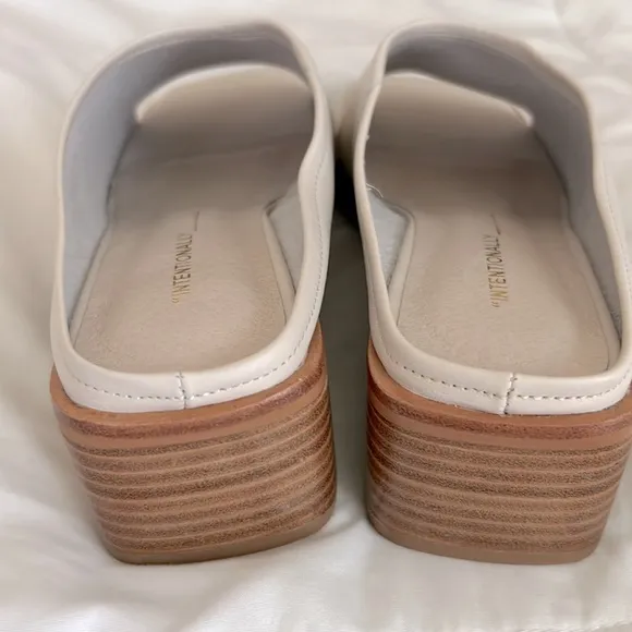 INTENTIONALLY BLANK SO LEATHER BLOCK HEEL SANDAL IN CREAM SIZE 6