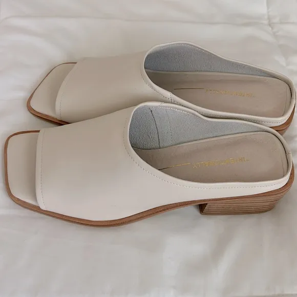 INTENTIONALLY BLANK SO LEATHER BLOCK HEEL SANDAL IN CREAM SIZE 6