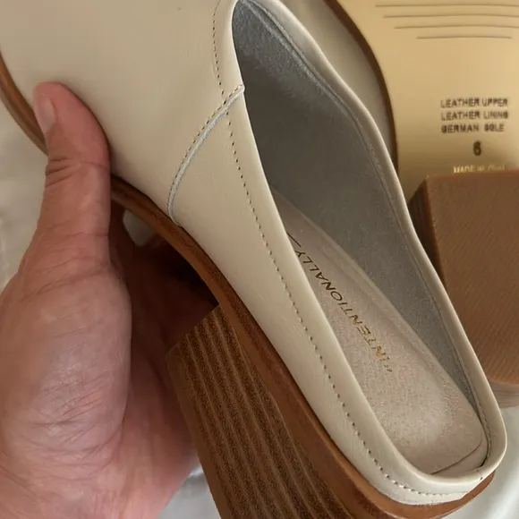 INTENTIONALLY BLANK SO LEATHER BLOCK HEEL SANDAL IN CREAM SIZE 6