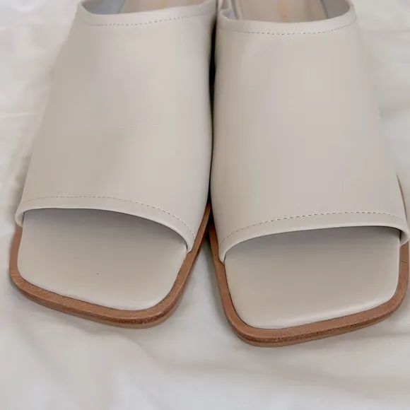 INTENTIONALLY BLANK SO LEATHER BLOCK HEEL SANDAL IN CREAM SIZE 6