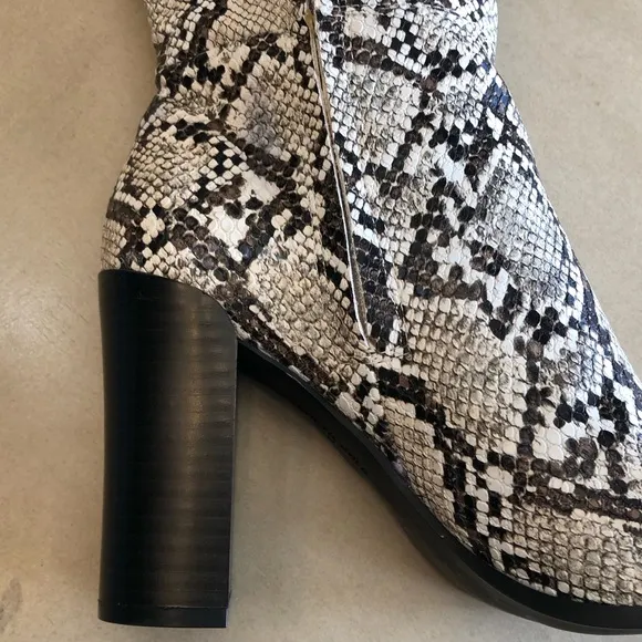 KENNETH COLE Womens Snake Skin-Print Justin Round Toe Block Heel Boots 7.5