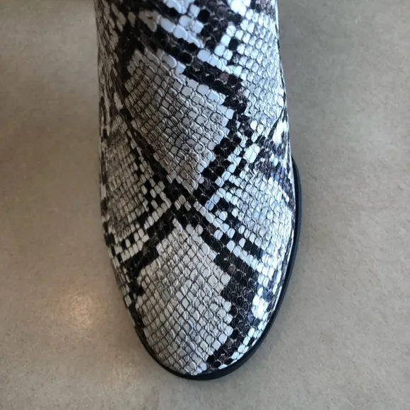 KENNETH COLE Womens Snake Skin-Print Justin Round Toe Block Heel Boots 7.5