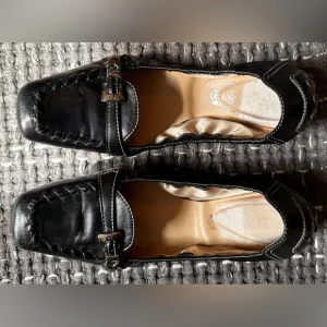 Ladies Tod’s Vintage Black Leather Buckle Detail Scrunch Distressed Driving Shoe