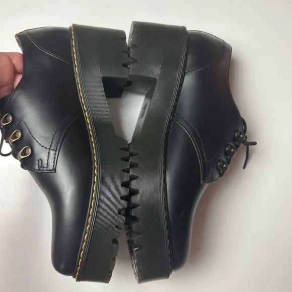 Leona Lo Black Vintage Smooth Leather Classic Platform Sole Heeled Shoes NWOT 11