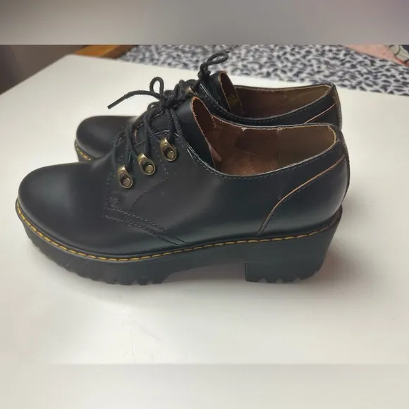 Leona Lo Black Vintage Smooth Leather Classic Platform Sole Heeled Shoes NWOT 11
