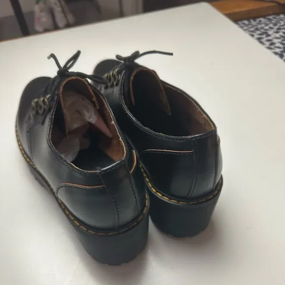 Leona Lo Black Vintage Smooth Leather Classic Platform Sole Heeled Shoes NWOT 11